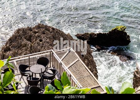 Ein Tisch an einem Pier an einer luxuriösen Küstenbar Stockfoto