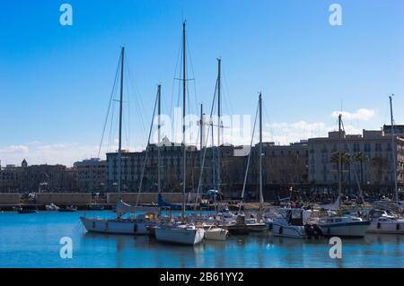 Bari, ITALIEN - 16. FEBRUAR 2020: Yachts im Fischerhafen vor dem bari-ufer in Apulien gefestt Stockfoto