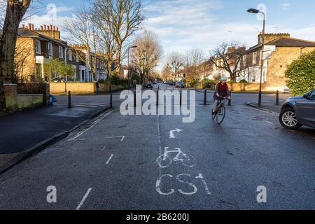 London, England, Großbritannien - 17. Januar 2020: Ein Pendlerradrennfahrer fährt auf Wohnstraßen, die die Radstrecke SuperHighway 1 in Hackney, pas ausmachen Stockfoto