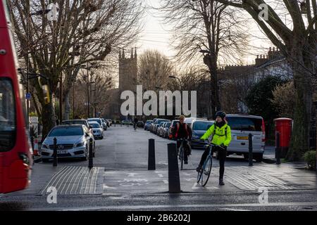 London, England, Großbritannien - 17. Januar 2020: Radfahrer fahren auf Wohnstraßen, aus denen die Quietway 2-Strecke in Hackney besteht, vorbei an Mautstraßen Stockfoto