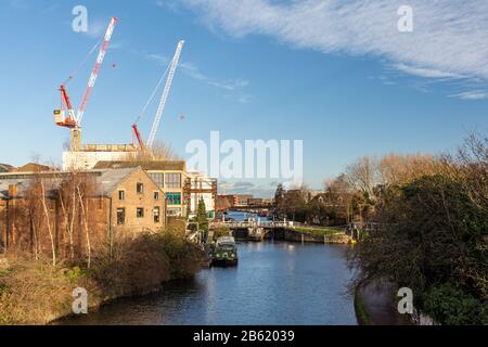 London, England, Großbritannien - 9. Januar 2020: Narrowboats werden im River Lea Navigation an Alten Ford-Schleusen, neben der regenerierenden Fish Island und O geangelt Stockfoto