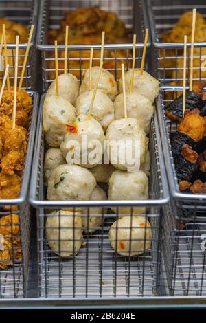 Nahaufnahme von Fischballspießern, Straßennahrung in Hongkong Stockfoto