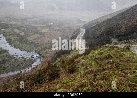 Ein Schnee und Hagel quietschten auf der Burg Langden im Wald von Bowland Stockfoto