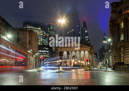 London, England, Großbritannien - 31. Dezember 2019: Der Verkehr fließt nachts durch die Bank Junction, mit der Bank of England, Royal Exchange und modernen Wolkenkratzern Stockfoto