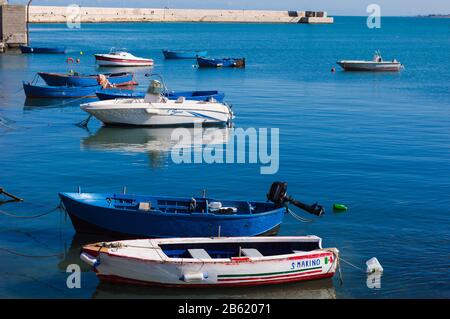 Bari, ITALIEN - 16. FEBRUAR 2020: Fischerboote auf ruhigem Wasser des Fischerhafens in Bari, Apulien Stockfoto