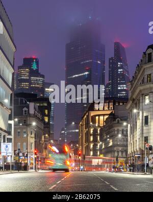 London, England, Großbritannien - 31. Dezember 2019: Der Verkehr fließt entlang der Queen Victoria Street vorbei an Bürogebäuden des Geschäftsviertels City of London. Stockfoto