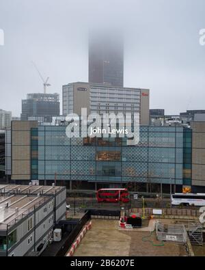 London, England, Großbritannien - 31. Dezember 2019: Das hochaufragende Stratford Hotel verblasst in einen nebligen Himmel über dem John Lewis Kaufhaus und dem Westfield Shop Stockfoto