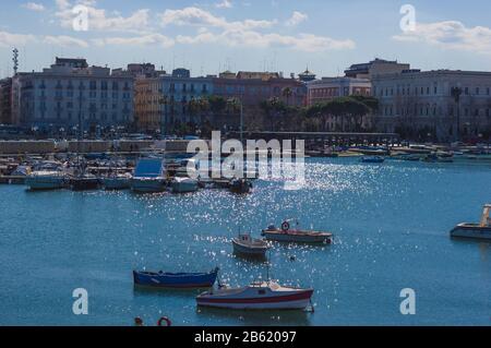 Bari, ITALIEN - 16. FEBRUAR 2020: Kleine Boote am Bari Fischerhafen vor dem Stadtdamm Stockfoto