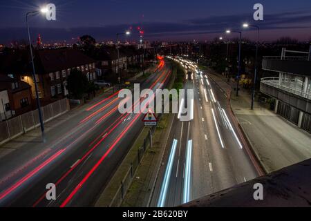 London, England, Großbritannien - 3. Dezember 2019: Der Verkehr fließt nachts entlang der A40 Western Avenue Road in West London. Stockfoto