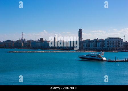 Bari, ITALIEN - 16. FEBRUAR 2020: Allgemeiner Blick auf Bari Stadtdamm und Motorboot im Vordergrund Stockfoto