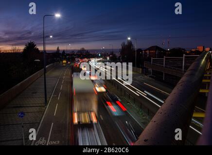 London, England, Großbritannien - 3. Dezember 2019: Der Verkehr fließt nachts entlang der A40 Western Avenue Road in West London. Stockfoto