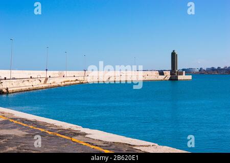 Bari, ITALIEN - 16. FEBRUAR 2020: Leuchtturm am Rande des Steinpfeilers in der Stadt Bari, Süditalien Stockfoto