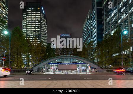 London, England, Großbritannien - 11. November 2019 Pendler nutzen die U-Bahn-Station Canary Wharf zur Hauptverkehrszeit im Londoner Geschäftsviertel Docklands. Stockfoto