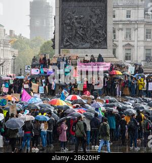 London, England, Großbritannien - 27. September 2019: Demonstranten versammeln sich freitags Auf der Bahn Für Die Zukünftige Klimademonstration im Londoner Trafalgar Squar Stockfoto