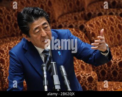 Tokio, Japan. März 2020. Japans Premierminister Shinzo Abe beantwortet die Frage eines Oppositionellen auf der Sitzung des Haushaltsausschusses des Oberhauses auf der nationalen Diät in Tokio, Japan am Montag, 9. März 2020. Der durchschnittliche Schlusskurs von Nikkei fiel erstmals seit 14 Monaten unter 20.000 Yen Line. Foto von Keizo Mori/UPI Credit: UPI/Alamy Live News Stockfoto