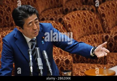 Tokio, Japan. März 2020. Japans Premierminister Shinzo Abe beantwortet die Frage eines Oppositionellen auf der Sitzung des Haushaltsausschusses des Oberhauses auf der nationalen Diät in Tokio, Japan am Montag, 9. März 2020. Der durchschnittliche Schlusskurs von Nikkei fiel erstmals seit 14 Monaten unter 20.000 Yen Line. Foto von Keizo Mori/UPI Credit: UPI/Alamy Live News Stockfoto