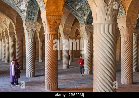 Der am 03.12.2017 in der Wakil-Moschee in der iranischen Stadt Shiraz gestartete Südliche Betsaal mit seinen 48 Marmorpfeilern. Weltweite Verwendung Stockfoto