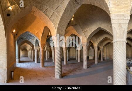 Der am 03.12.2017 in der Wakil-Moschee in der iranischen Stadt Shiraz gestartete Südliche Betsaal mit seinen 48 Marmorpfeilern. Weltweite Verwendung Stockfoto