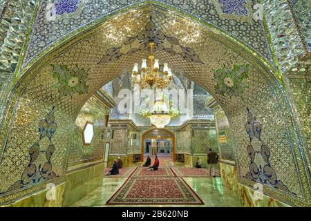 Das Shah-Cheragh-Heiligtum (Boqeh-ye Shah Cheragh oder Boqeh-ye Sayed mir Ahmad) in der iranischen Stadt Shiraz, aufgenommen am 03.12.2017. Es ist die Grabstätte von Amir Ahmad († 835), genannt "König des Lichts" und mir Muhammad. Beide waren Bruder von Imam Reza, der vor der Verfolgung durch die Abbasiden Zuflucht in Shiraz gefunden hatte. Das Doppelmausoleum ist einer der berühmtesten schiitischen Pilgerstätten im Iran. Weltweite Verwendung Stockfoto