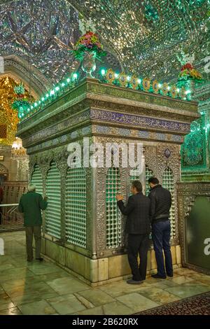 Das Shah-Cheragh-Heiligtum (Boqeh-ye Shah Cheragh oder Boqeh-ye Sayed mir Ahmad) in der iranischen Stadt Shiraz, aufgenommen am 03.12.2017. Es ist die Grabstätte von Amir Ahmad († 835), genannt "König des Lichts" und mir Muhammad. Beide waren Bruder von Imam Reza, der vor der Verfolgung durch die Abbasiden Zuflucht in Shiraz gefunden hatte. Das Doppelmausoleum ist einer der berühmtesten schiitischen Pilgerstätten im Iran. Weltweite Verwendung Stockfoto