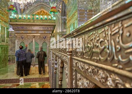 Das Shah-Cheragh-Heiligtum (Boqeh-ye Shah Cheragh oder Boqeh-ye Sayed mir Ahmad) in der iranischen Stadt Shiraz, aufgenommen am 03.12.2017. Es ist die Grabstätte von Amir Ahmad († 835), genannt "König des Lichts" und mir Muhammad. Beide waren Bruder von Imam Reza, der vor der Verfolgung durch die Abbasiden Zuflucht in Shiraz gefunden hatte. Das Doppelmausoleum ist einer der berühmtesten schiitischen Pilgerstätten im Iran. Weltweite Verwendung Stockfoto