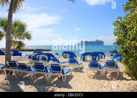Eleuthera, BAHAMAS - 9. FEBRUAR 2014 : Blick vom Strand Princess Cays auf das Schiff Crown Princess, das auf dem Meer vor Anker liegt. Princess Cays ist ein privates Resort Von Pri Stockfoto