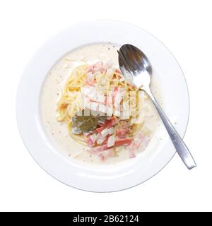 Spaghetti mit Schinken in weißer Platte isoliert Stockfoto