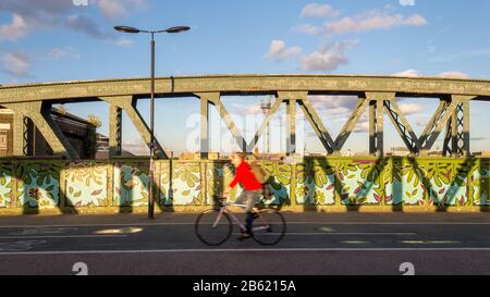 London, England, Großbritannien - 20. Juni 2016: Ein Radfahrer überquert die Hauptbahn der Westküste auf der Regent's Park Road in Camden im Norden Londons. Stockfoto