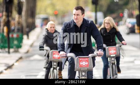 London, England - 30. April 2016: Radfahrer über die neue Ost-West-Zyklus Superhighway, Flaggschiff des Bürgermeisters Boris Johnson Verkehrspolitik vor sich Stockfoto