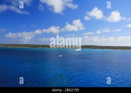 Blick vom Meer auf die Insel Eleuthera, Bahamas Stockfoto