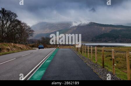 Das National Cycle Network "Caledonia Way" verläuft neben der STRASSE A828 bei Creagan in Appin, hinter dem Berg Creach Bheinn, im Hochlan Stockfoto