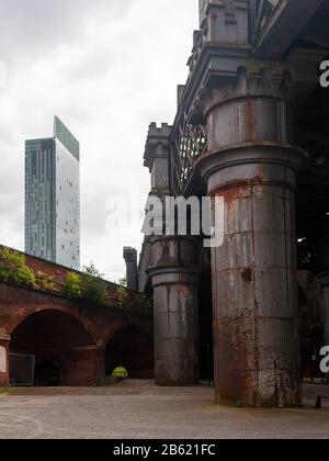 Bahnviadukte kreuzen sich an der Castlefield Junction in Manchester, dahinter der Wolkenkratzer Beetham Tower. Stockfoto