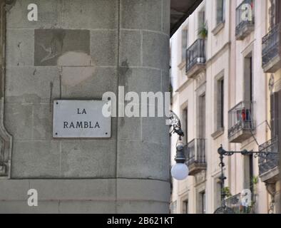 La Rambla, Straßenschild am Gebäude Stockfoto