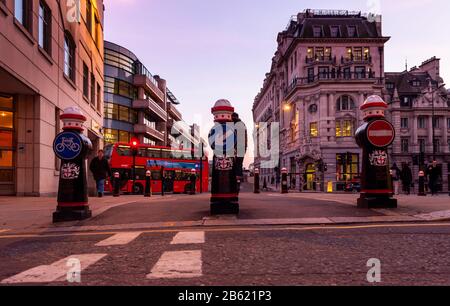 London, England, Großbritannien - 5. März 2010: Poller blockieren eine Straße durch den Autoverkehr und ermöglichen gleichzeitig die Nutzung durch Radfahrer und Fußgänger als Teil des Th Stockfoto