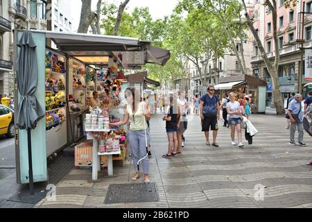 Barcelona, SPANIEN - 08. AUGUST 2015: Die Leute gehen auf die Straße La Rambla. La Rambla ist ein beliebtes Touristenziel in Barcelona Stockfoto