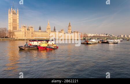 London, England, Großbritannien - 18. März 2009: Morgensonne beleuchtet den gotischen Palast von Westminster an der Themse in London. Stockfoto