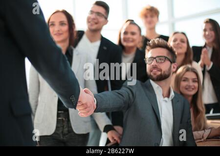 Handshake von Geschäftsleuten zu einem Treffen im Büro Stockfoto