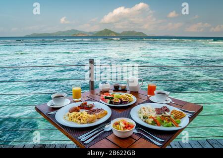 Frühstück am Strand am Pool mit Blick auf den Ozean von La Digeu Seychellen Stockfoto