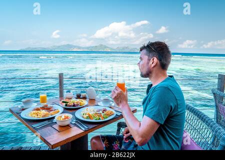 Frühstück am Strand am Pool mit Blick auf den Ozean von La Digeu Seychellen Stockfoto