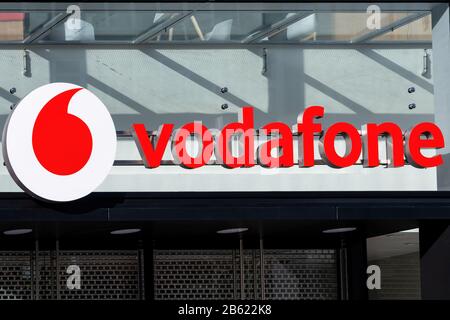 Frankfurt, Deutschland, 03/01/2020: Vodafone-Logo. Vodafone Group ist ein britisches Telekommunikationsunternehmen mit Hauptsitz in London und mit seinem registrierten o Stockfoto
