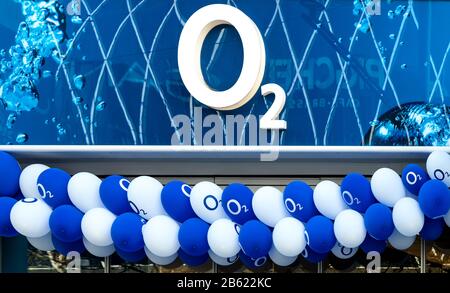 Frankfurt, Deutschland: 03/01/2020: O2-Logo. O2 ist Anbieter von Breitband-, Festnetz- und Mobilfunknetzen in Deutschland. Stockfoto