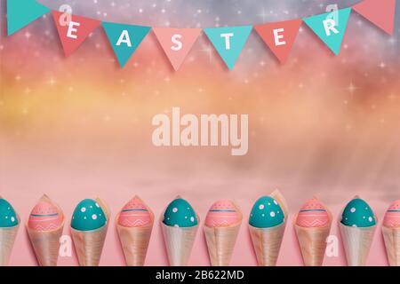 Muster mit farbigen verzierten Eiern in Bambuskegeln sehen aus wie Eis und Flaggen garland mit Hinweisschild auf pinkfarbenem Hintergrund. Konzept von Ostern, Null Abfall, Ökologie, Kopierraum. Stockfoto