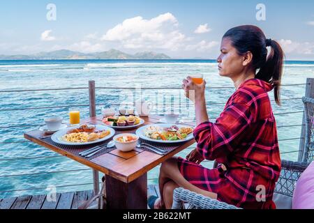 Frühstück am Strand am Pool mit Blick auf den Ozean von La Digeu Seychellen Stockfoto