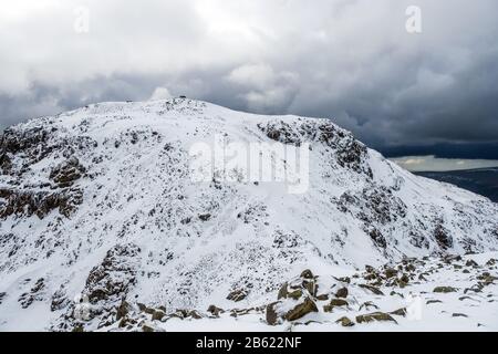 Der schneebedeckte Gipfel des Scafell Pike, Englands höchster Berg, im Lake District National Park, Cumbria Stockfoto