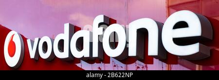 Frankfurt, Deutschland, 03/01/2020: Vodafone-Logo. Vodafone Group ist ein britisches Telekommunikationsunternehmen mit Hauptsitz in London und mit seinem registrierten o Stockfoto