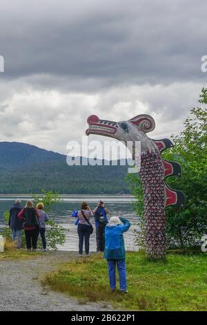 Ketchikan, Alaska: Besucher besuchen das Gelände des Potlatch Totem Park, einem nachgebauten Dorf Tlingit am Tongass Narrows. Stockfoto