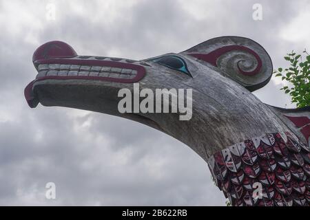 Ketchikan, Alaska: Nahaufnahme eines Totems auf dem Gelände des Potlatch Totem Park, eines nachgebauten Tlingit Dorfes an den Tongass Narrows. Stockfoto