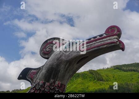 Ketchikan, Alaska: Nahaufnahme eines Totems auf dem Gelände des Potlatch Totem Park, eines nachgebauten Tlingit Dorfes an den Tongass Narrows. Stockfoto