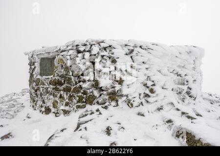 Der schneebedeckte Gipfel des Scafell Pike, Englands höchster Berg, im Lake District National Park, Cumbria Stockfoto