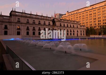 Der Moneda-Palast in der Nacht, Region Metropolitana, Santiago City, Chile Stockfoto